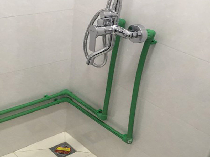 這次案例是亳州市譙城區(qū)衛(wèi)生間暗管改明管施工案例，地址位于譙城區(qū)白衣路劉園新村；客戶之后也說選擇一修很不錯(cuò)，施工很有效率，監(jiān)理和施工師傅全程跟進(jìn)對接，內(nèi)部管理得很有序，材料啊施工啊都很標(biāo)準(zhǔn)，現(xiàn)場的垃圾也會及時(shí)幫忙清運(yùn)等等。在此小編建議如果大家有衛(wèi)生間暗管改明管服務(wù)的，盡可能選擇亳州市本地的裝修公司，稍次一些也要在本地有裝修門店的，這樣客戶與施工團(tuán)隊(duì)溝通起來會更方便，衛(wèi)生間下半部防水中也可以隨時(shí)監(jiān)督進(jìn)程，保障衛(wèi)生間下半部防水服務(wù)施工能有序進(jìn)行。如果還有其他需求也可以到我們官網(wǎng)上查看更多的關(guān)于亳州市其他區(qū)域的全包半包施工，房屋局部改造，各類安裝等施工案例。