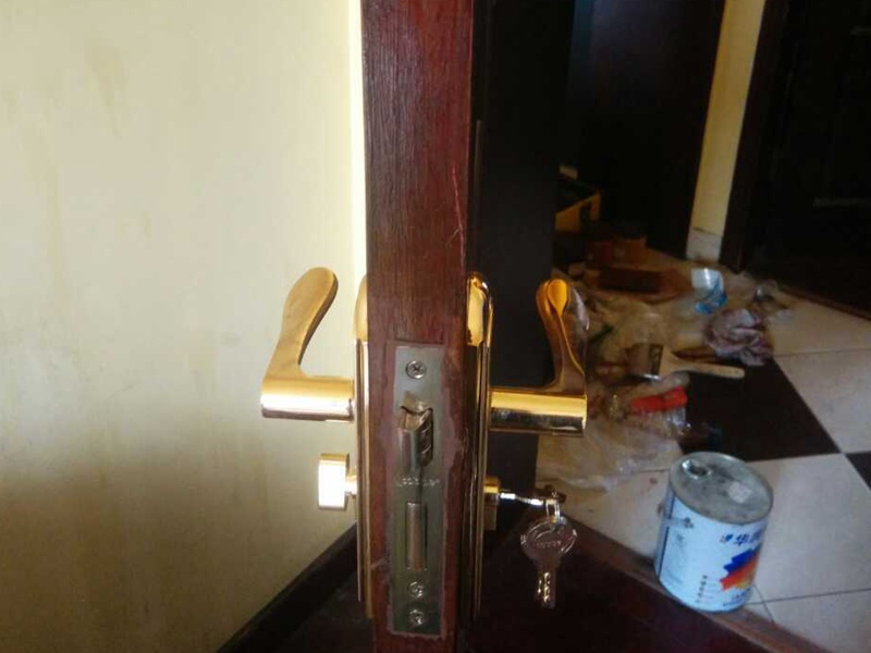 維修門(mén)電話,木門(mén)開(kāi)裂如何處理，方法都有哪些