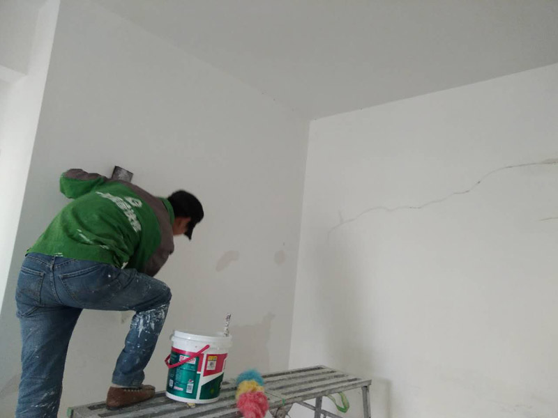 廣州粉刷墻壁要注意什么，廣州粉刷墻壁后又起皮發(fā)霉開(kāi)裂怎么辦