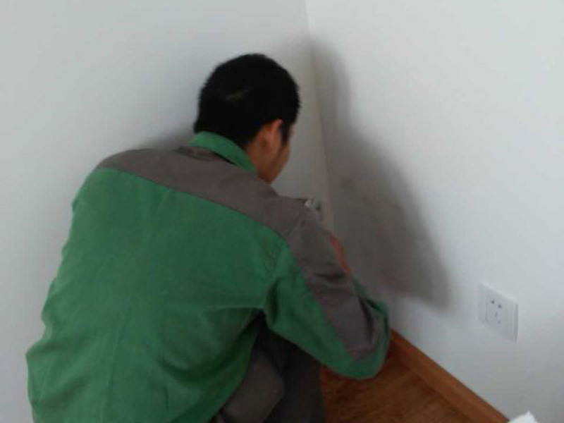 墻面有孔洞太難看？一修房屋快修老師傅教你怎么修補(bǔ)墻面孔洞