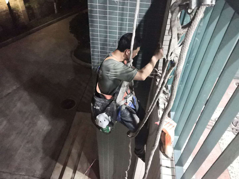 哪里能找到成都做防水的師傅聯(lián)系方式？三個(gè)辦法總有一個(gè)適合你