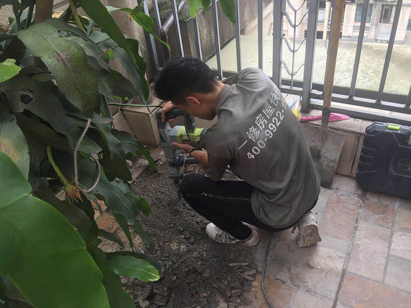 武漢防水工人常用的陽臺補(bǔ)漏施工技巧，頂樓漏水怎樣做