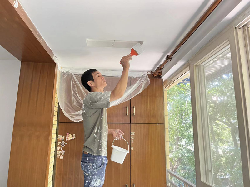 墻面刷白色乳膠漆施工現(xiàn)場