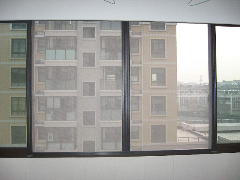  想要清洗卻不知道紗窗怎么拆，拆紗窗小竅門來幫你