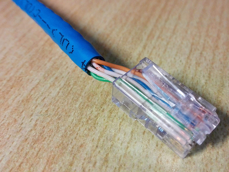 更換墻內(nèi)網(wǎng)線有技巧，兩人配合效率高，換線高手哪里找