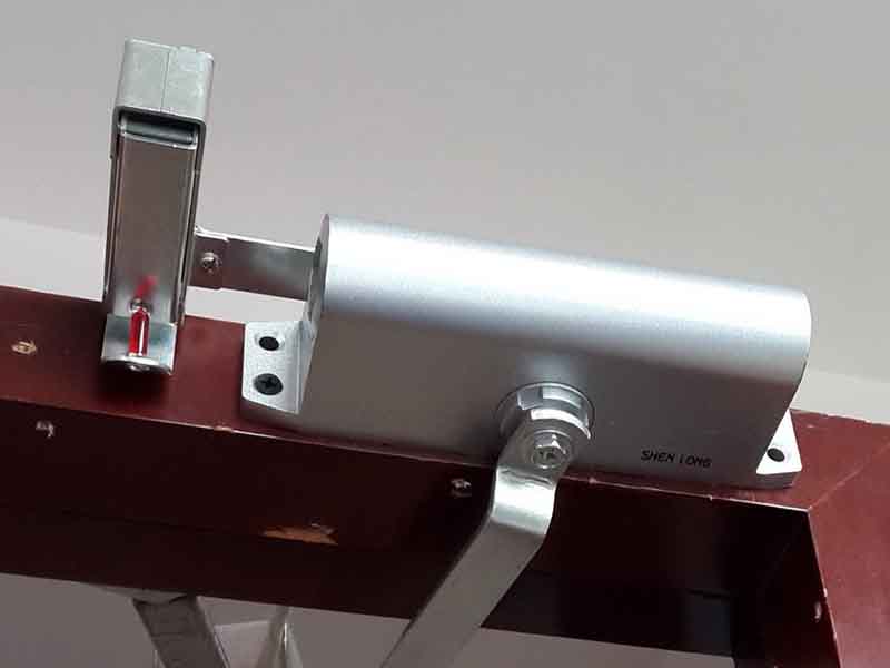 德陽(yáng)閉門(mén)器安裝的兩個(gè)簡(jiǎn)單方式，平行安裝和上門(mén)框安裝