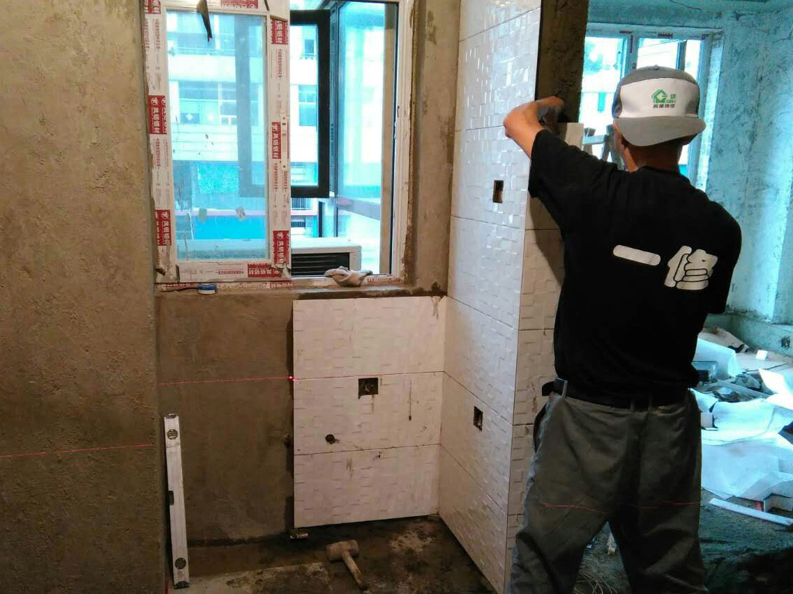 衛(wèi)生間墻面裝修怎么做，貼磚之前先要浸