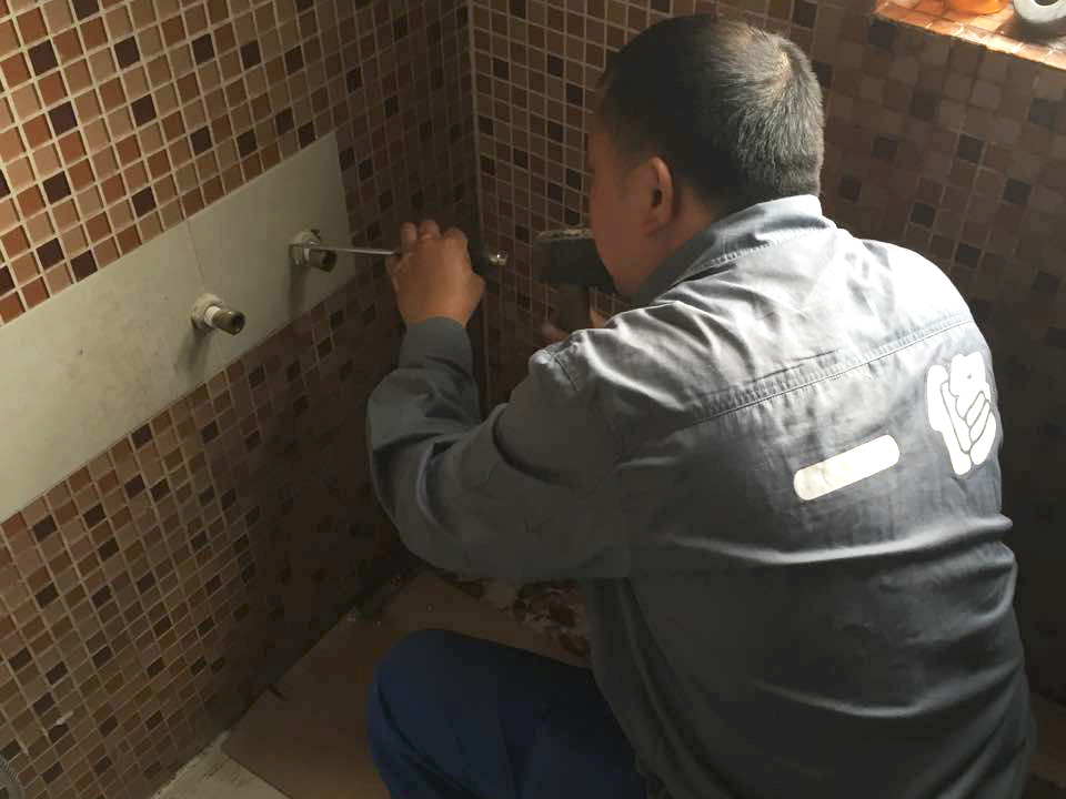 房子室內(nèi)墻內(nèi)取斷絲，一字螺絲刀加小榔