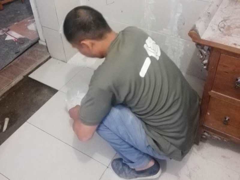 瓷磚留縫美縫避免起拱斷裂，美縫勾縫施