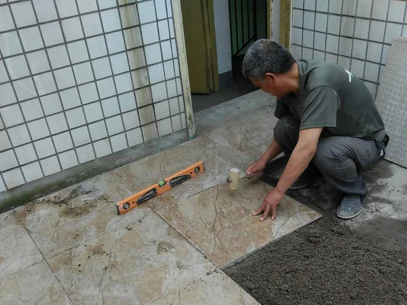 鋪貼瓷磚要留縫，避免開裂起拱好處多-