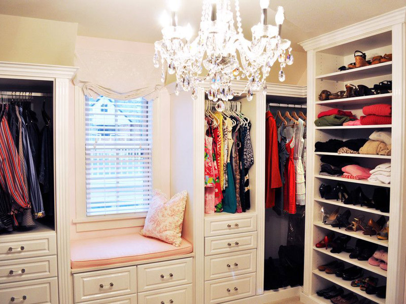 衣帽間改造要點(diǎn)，臨近廚衛(wèi)墻面應(yīng)防潮處