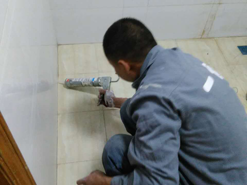 瓷磚勾縫施工要點，溢出料干后用刀片即