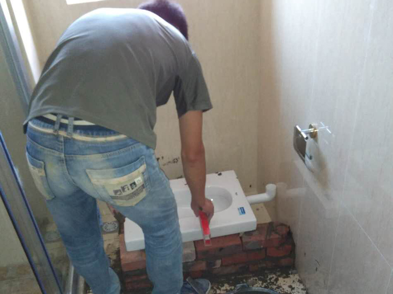 蹲便器漏水如何維修，排水管漏水需把蹲