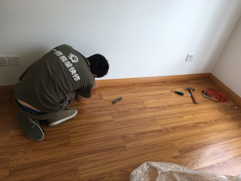 實木地板翻新不可盲目，表層厚度小于4