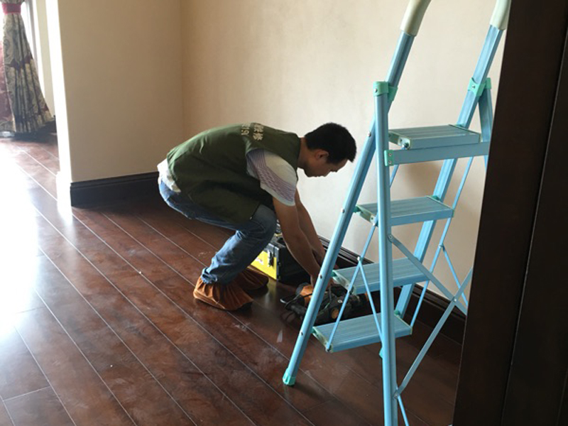 木地板修補裂縫、板材開裂不嚴重可用填