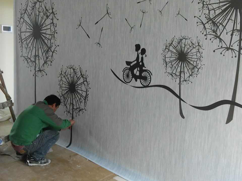 墻紙鋪貼施工工藝，刷基膜可防止墻紙脫