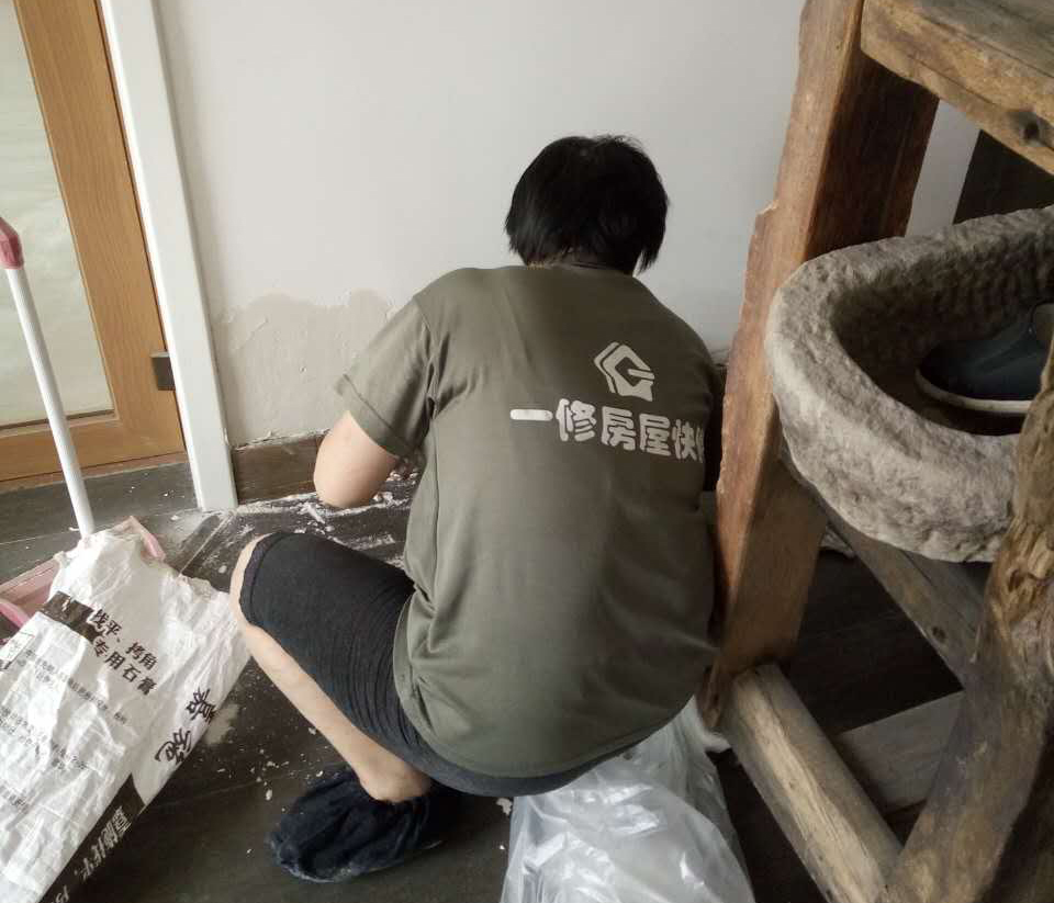 墻面滲水太難看？專(zhuān)業(yè)師傅告訴你原因，