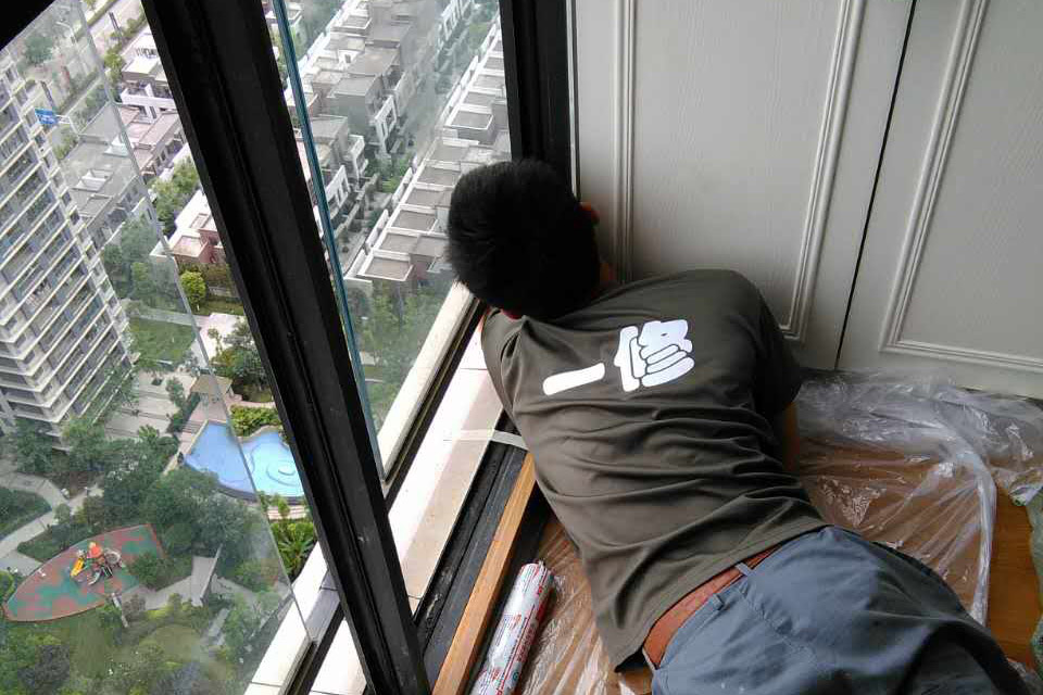 雨季窗戶漏水頭疼無比？來看看專業(yè)師傅
