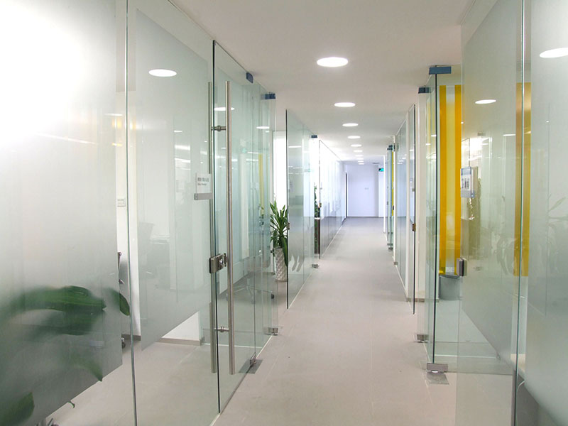 西安辦公室玻璃門維修，辦公室隔斷圖片