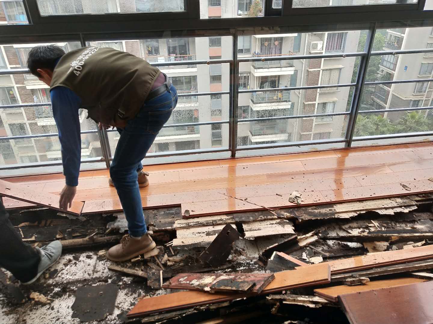 家里木地板老舊有劃痕怎么辦？一修手把