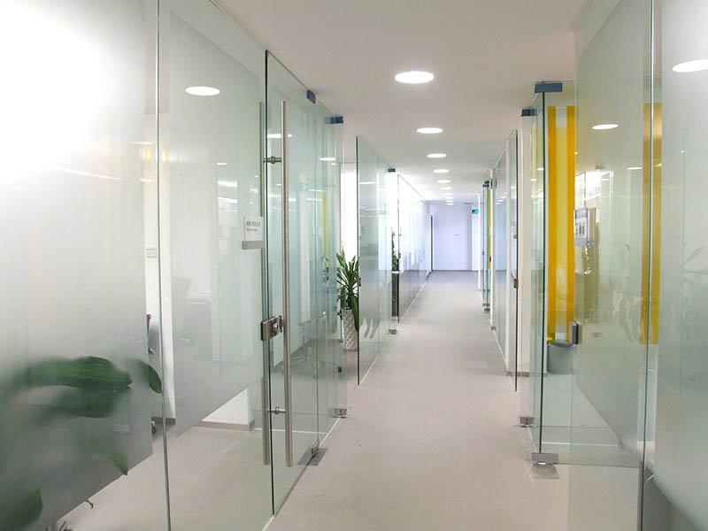 維修玻璃門多少錢，衛(wèi)生間玻璃門維修，