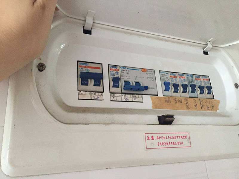 用電高峰期停電很苦惱，電表顯示跳閘怎