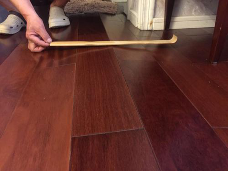 剛裝修好的房子正在往里搬家具，發(fā)現(xiàn)實