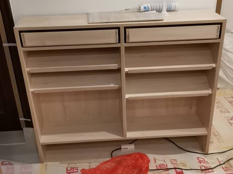 廊坊組裝衣柜步驟，先在要鎖螺絲的地方