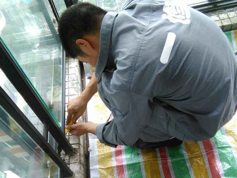 不知窗戶維修找誰，電話約上門修窗戶還