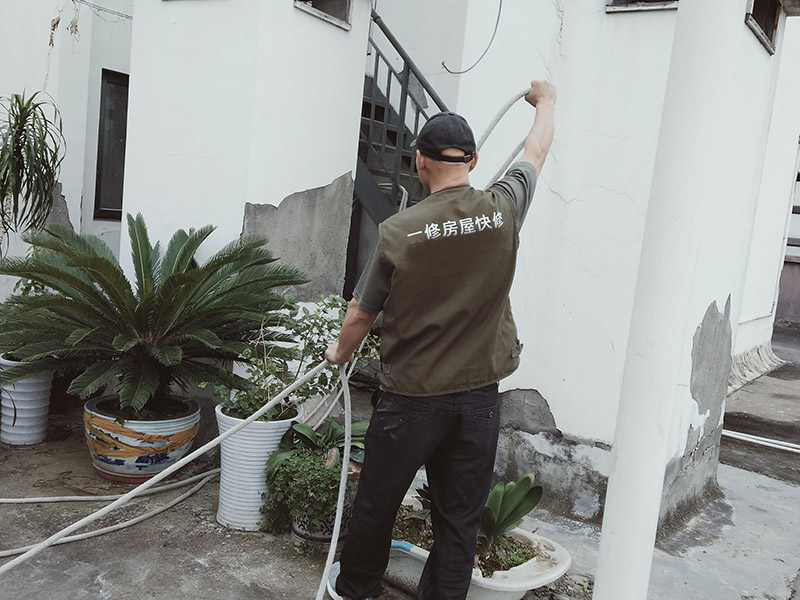 更換墻內(nèi)網(wǎng)線有技巧，兩人配合效率高，