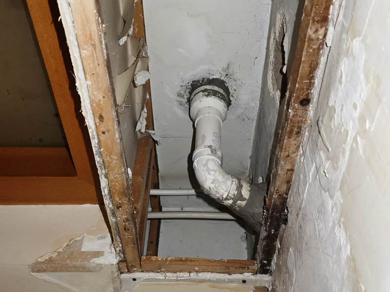 衛(wèi)生間墻角往樓下漏水，衛(wèi)生間墻角發(fā)霉