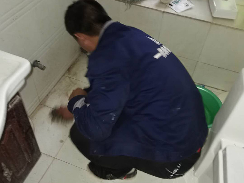 衛(wèi)生間漏水找什么工人來修，衛(wèi)生間滲水