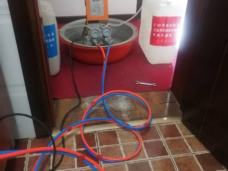 頂樓衛(wèi)生間地磚縫滲水，衛(wèi)生間地磚縫滲