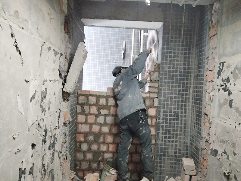 樓梯過(guò)道漏水到樓下去了，樓梯過(guò)道墻面