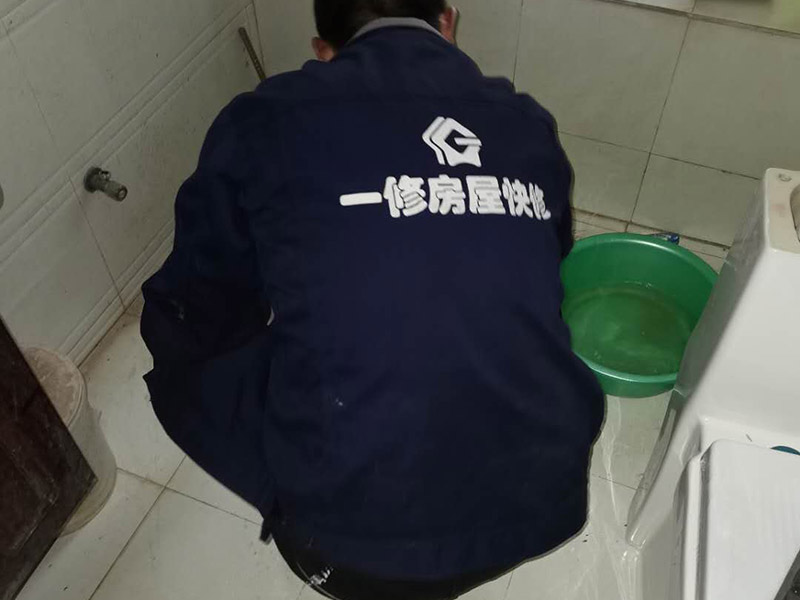 衛(wèi)生間滲水比較輕微，衛(wèi)生間不砸瓷磚做