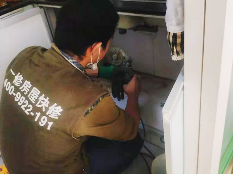 廚衛(wèi)pvc水管破裂滲水出來，pvc水