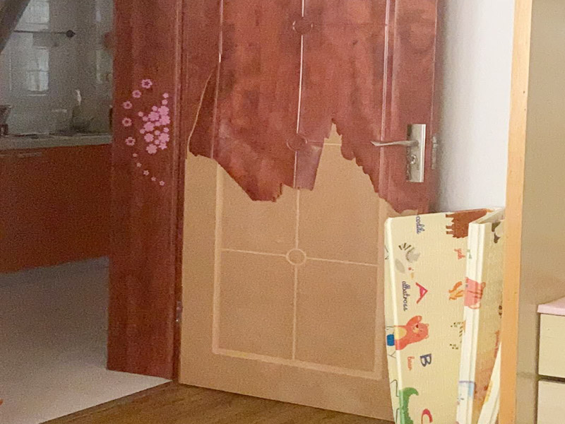 木門修理上門服務(wù)師傅說鼓包維修不了，