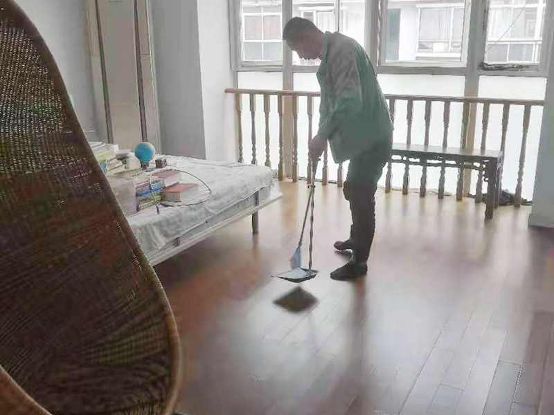 急！急！急！家里漏水地板被水泡了怎么