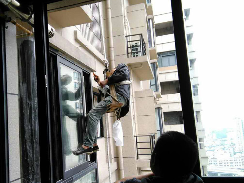 外墻漏水在內(nèi)墻做防水有用嗎？建筑外墻