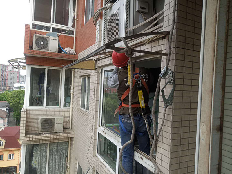 窗戶下面墻體滲水怎么辦？一個(gè)方法搞定