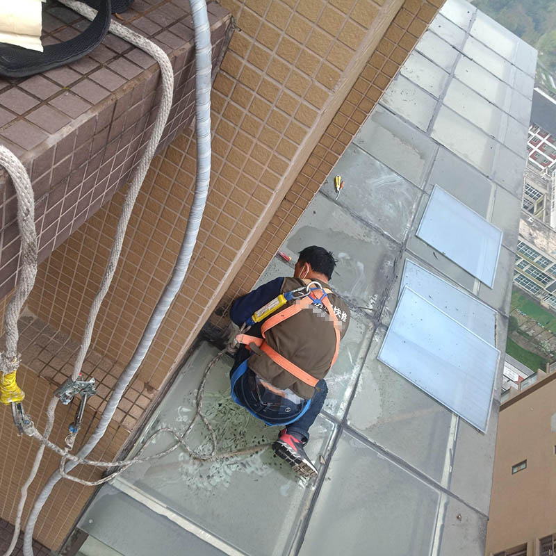 玻璃采光屋面漏水要用什么材料補(bǔ)漏？