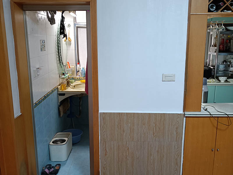 靠近衛(wèi)生間墻壁返潮掉皮怎么辦？