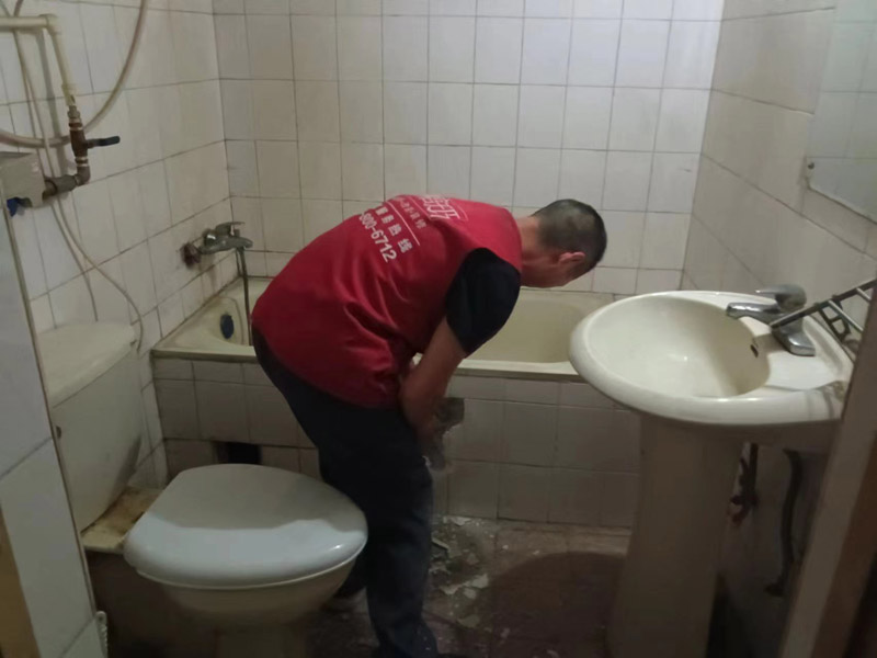 舊衛(wèi)生間不砸地板和墻面怎么改造_北京