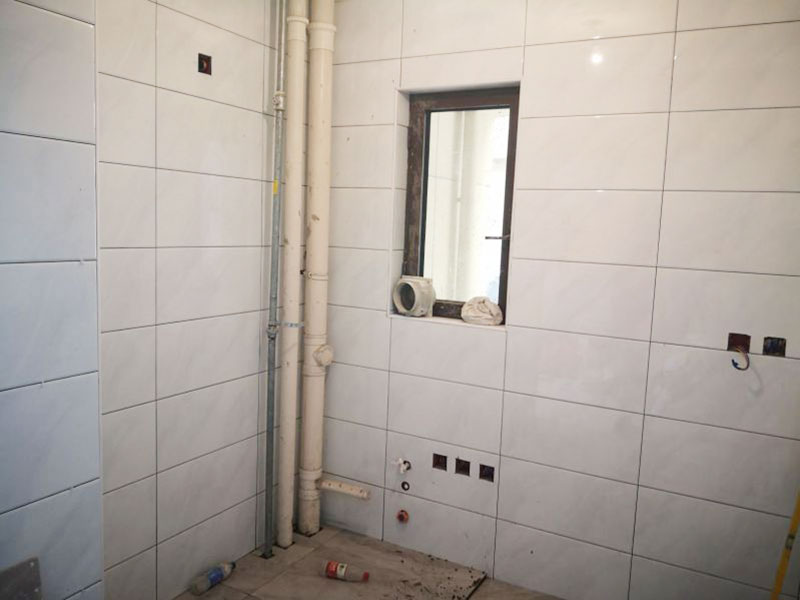 衛(wèi)生間的墻磚骨裂快掉下來(lái)了是怎么回事