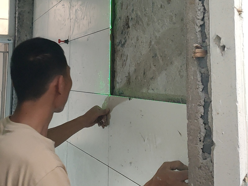 貼瓷磚自己找人還是用瓷磚商家的