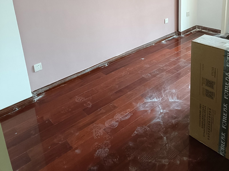 家里木地板縫隙大怎么修補