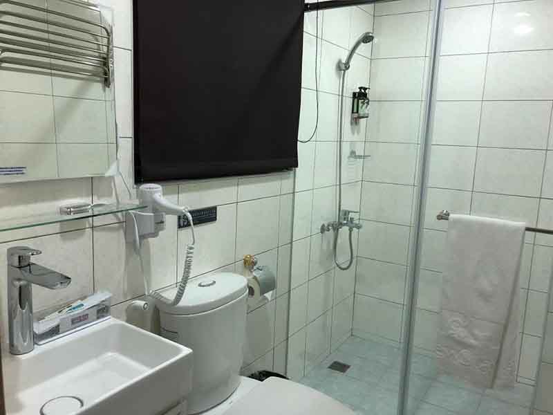 德陽廣漢市西城廣場(chǎng)浴室墻磚裝修-地面貼磚